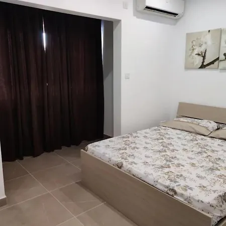 4 Bedroom 5 Mins Away From And Amenities *