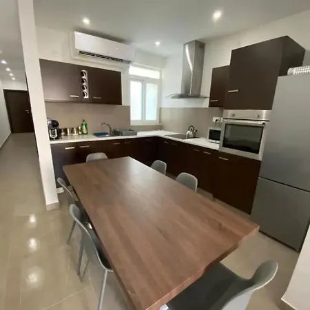 4 Bedroom 5 Mins Away From And Amenities Apartment *