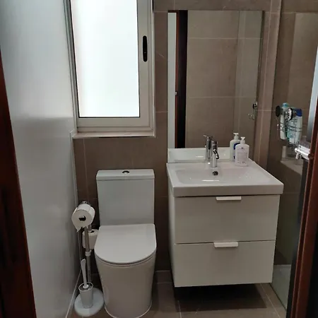 Apartment 4 Bedroom 5 Mins Away From And Amenities *
