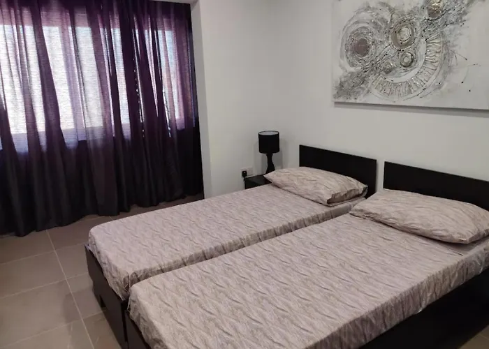 4 Bedroom 5 Mins Away From And Amenities Apartamento
