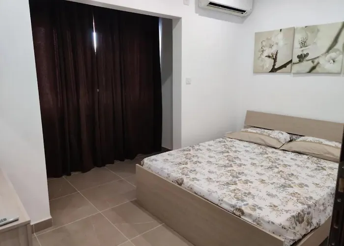 4 Bedroom 5 Mins Away From And Amenities *