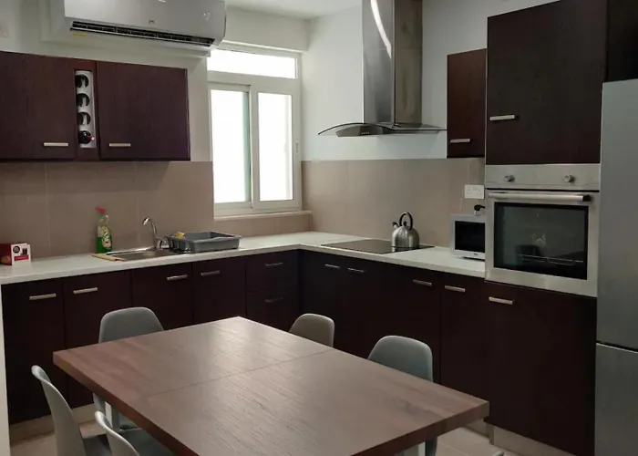 4 Bedroom 5 Mins Away From And Amenities