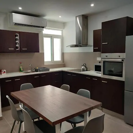 4 Bedroom 5 Mins Away From And Amenities